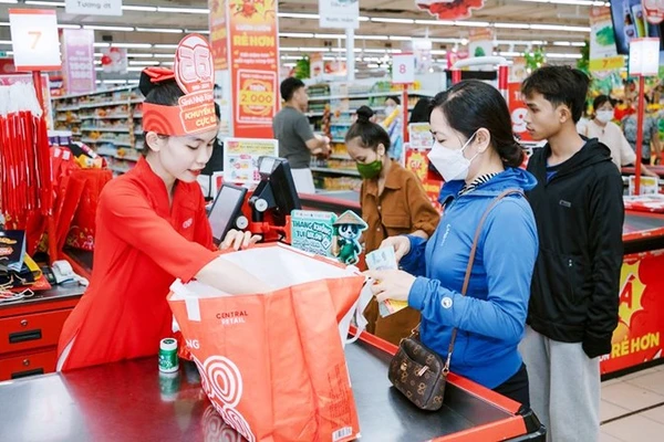Dùng túi tái sử dụng thay thế túi nylon đang được một số siêu thị trên địa bàn TP Hà Nội áp dụng.