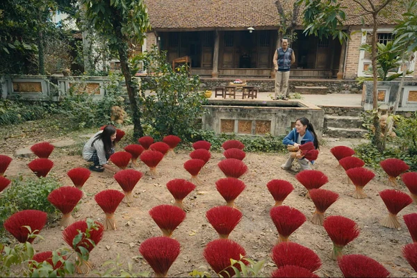 Phim lấy bối cảnh làng nghề làm hương. (ẢNh: VFC)