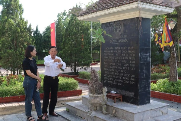 Ông Hoàng Đăng Hùng, quản lý di tích kiêm thủ từ đền Xuân Hòa chia sẻ về các sự kiện lịch sử diễn ra tại đền.