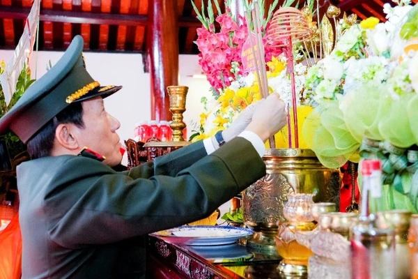 Đại tướng Lương Tam Quang, Ủy viên Bộ Chính trị, Bộ trưởng Công an, dâng hương tưởng niệm cố Bộ trưởng Trần Quốc Hoàn. 