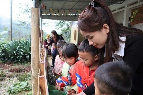 Cô và trò tại Điểm trường Xốp Cháo (Trường mầm non Lượng Minh), xã Lượng Minh, tỉnh Nghệ An.