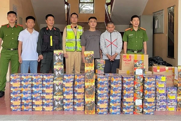 Đối tượng Nguyễn Văn Lâm (thứ 2, từ phải qua) và tang vật bị bắt giữ. (Ảnh: Công an Nghệ An)