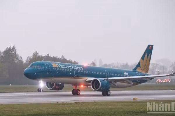 Do ảnh hưởng của bão Ragasa, hãng hàng không Vietnam Airlines tiếp tục điều chỉnh lịch khai thác các chuyến bay nhằm bảo đảm an toàn cho hành khách và phi hành đoàn.