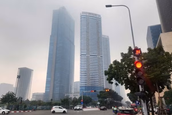 “Màn sương” bụi mịn độc hại bao phủ Hà Nội những ngày qua. (Ảnh MAI MAI)