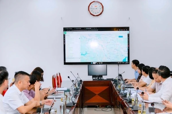 Đại diện phát triển phần mềm giới thiệu ứng dụng Long Biên SmartMap.