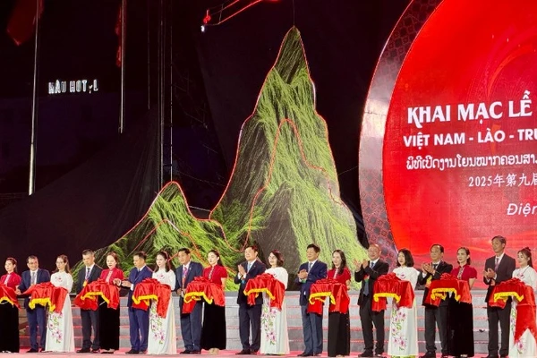 Các đồng chí lãnh đạo tỉnh Điện Biên và Trưởng các đoàn đại biểu cắt băng khai mạc Lễ hội ném còn ba nước Việt Nam-Lào- Trung Quốc, lần thứ 9 được tổ chức tại tỉnh Điện Biên.