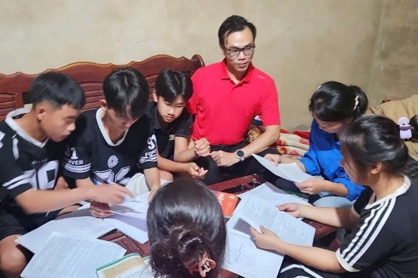 Thầy giáo Nguyễn Mạnh Tuân dạy học cho học sinh Trường trung học phổ thông Tuần Giáo, tỉnh Điện Biên.