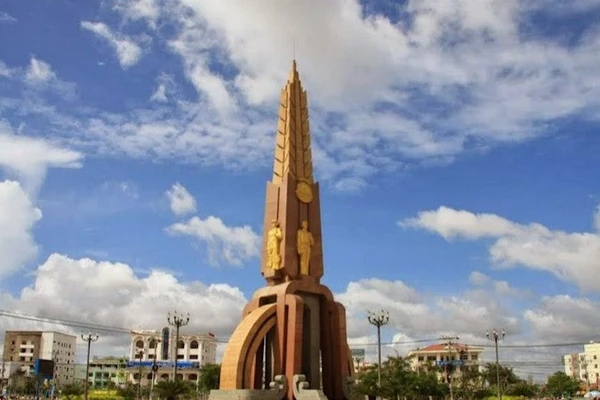 Tin Chung - Trang 1 Tượng Đài Mang Dáng Hình Cây Đước Vươn Cao Trên Bầu Trời Tại Trung Tâm Đô Thị Cà Mau, Được Nhiều Người Đánh Giá Là Một Tượng Đài Đẹp, Ý Nghĩa. (Ảnh Ctv)