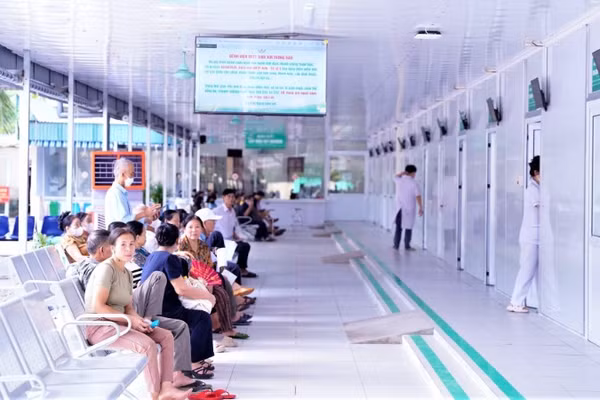 Người dân đến khám, điều trị bệnh tại cơ sở 3, Bệnh viện đa khoa thành phố Vinh. (Ảnh: THU SƯƠNG)