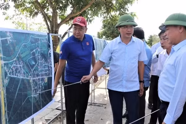 Lãnh đạo xã Hưng Nguyên báo cáo về công tác giải phóng mặt bằng dự án đường sắt tốc độ cao trục bắc-nam. (Ảnh: CTV)