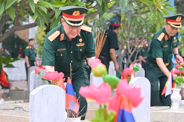 Thượng tướng Bế Xuân Trường, Phó Chủ tịch Ủy ban Trung ương Mặt trận Tổ quốc Việt Nam, Chủ tịch Hội Cựu chiến binh Việt Nam và các đại biểu thắp hương tại phần mộ các liệt sĩ ở Nghĩa trang Liệt sĩ Quốc tế Việt-Lào.