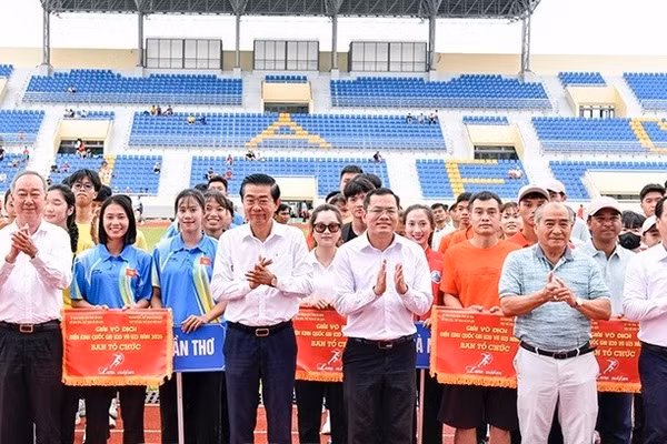 Các đồng chí lãnh đạo dự lễ khai mạc Giải vô địch Điền kinh quốc gia tại tỉnh Cà Mau. (Ảnh: HỮU THỌ)
