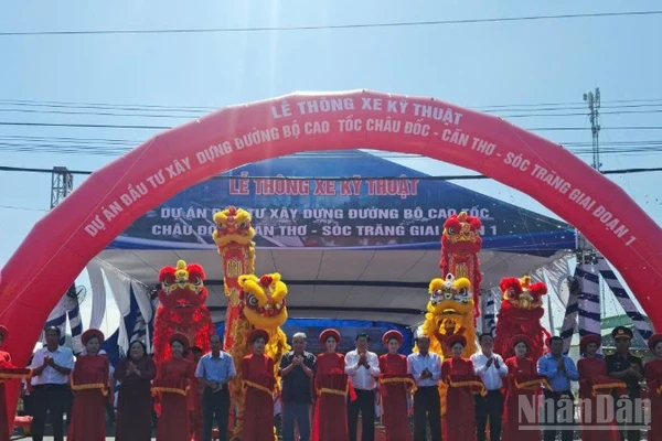 Quang cảnh cắt băng thông xe kỹ thuật.