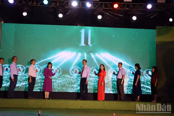 Các đại biểu bấm nút khai mạc Ngày hội Bánh dân gian Nam Bộ.