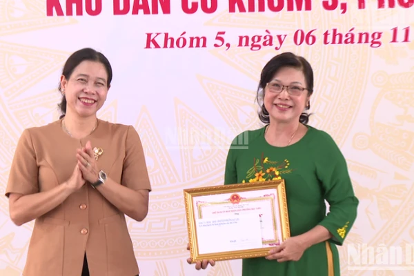 Đồng chí Tô Việt Thu, Thường vụ Tỉnh ủy Cà Mau, Bí thư phường Bạc Liêu trao tặng danh hiệu Khóm Văn hóa cho tập thể khóm 5. (Ảnh: HỒNG THƠ)