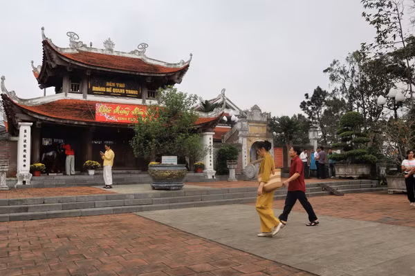 Đền có quy mô lớn, khuôn viên rộng, kiến trúc đẹp; có tòa hạ điện, trung điện, thượng điện, tả vu, hữu vu, cổng tam quan, các đồ lễ tế khí… được phục chế theo văn hóa thời nhà Nguyễn.