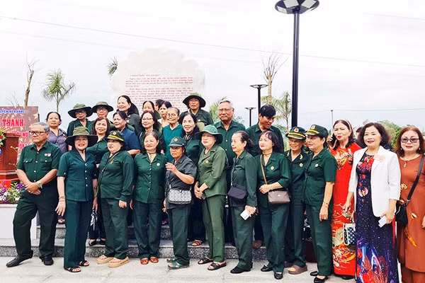 Cựu chiến binh Đại đội 2 - Khu 2 Hòa Vang chụp ảnh lưu niệm trong ngày khánh thành Bia chiến tích Trung đội Lê Thị Hồng Gấm.
