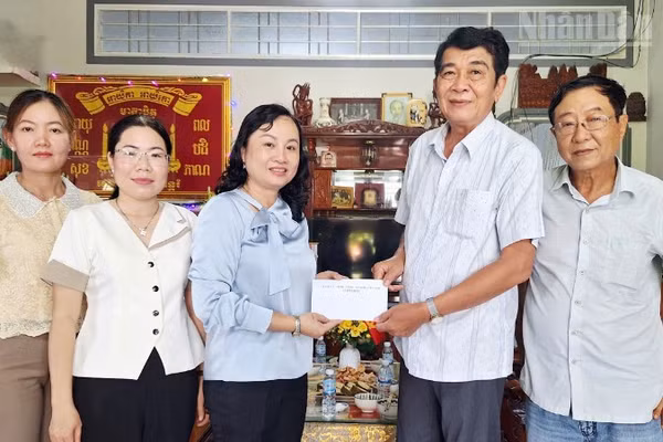Đồng chí Đỗ Ái Lam, Phó Bí thư Đảng ủy, Chủ tịch Ủy ban nhân dân xã Hòa Bình (tỉnh Cà Mau) đến thăm, tặng quà ông Lý Khol, nguyên Phó Vụ trưởng Vụ Địa phương 3, Ủy ban Dân tộc của Chính phủ. (Ảnh: HỒNG ĐÀO)