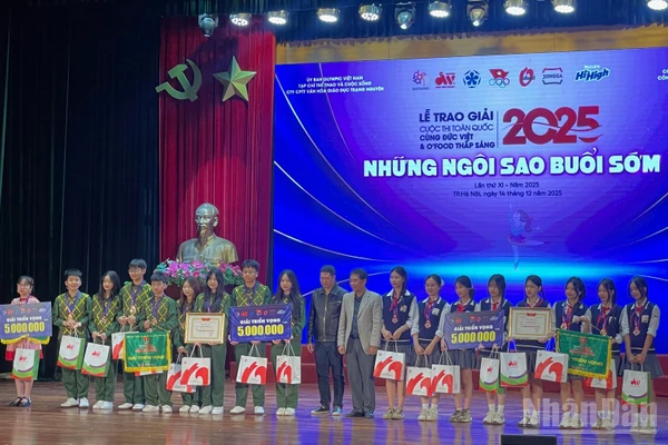 Ban tổ chức trao giải Triển vọng cho các tập thể.