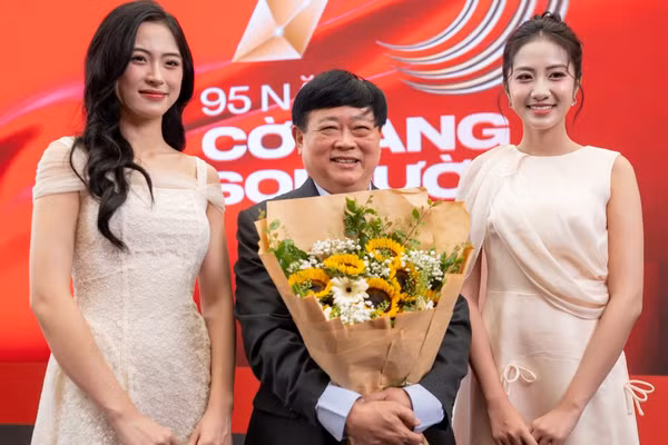 Phó Giáo sư, Tiến sĩ Nguyễn Thế Kỷ, Phó Chủ tịch Hội đồng Lý luận Trung ương tại triển lãm.