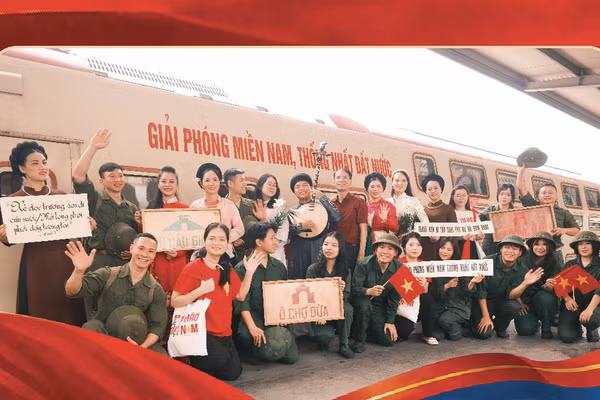 Hành trình đặc biệt của chuyến tàu Hà Nội 5 Cửa Ô đặc biệt dịp 30/4-1/5