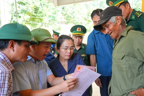Đại diện Sở Tài nguyên và Môi trường tỉnh Nghệ An báo cáo với Đoàn công tác tỉnh Nghệ An về quá trình triển khai cấp Giấy chứng nhận quyền sử dụng đất, quyền sở hữu tài sản gắn liền với đất cho các hộ dân Đan Lai ở 2 bản Búng và Cò Phạt, xã Môn Sơn. 