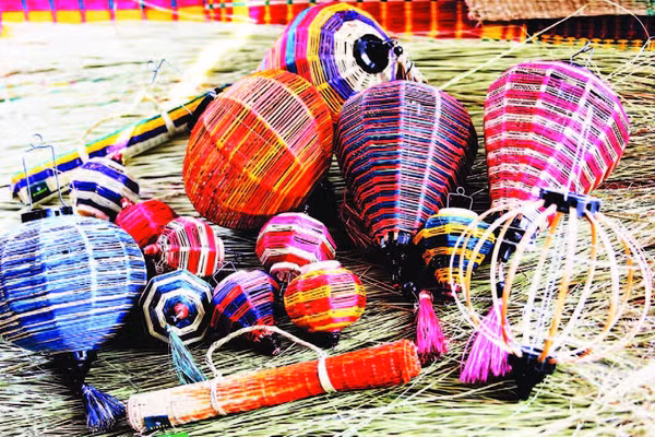 Lồng đèn sợi cói đa dạng kích cỡ.