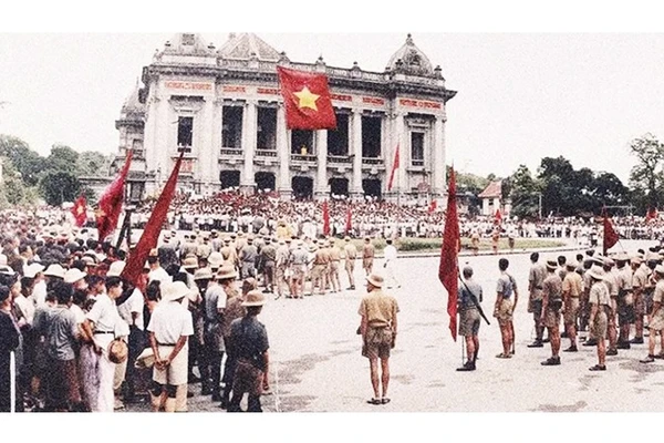 Cuộc mít-tinh trước Nhà hát lớn ngày 30/8/1945. Ảnh tư liệu phục chế màu 
