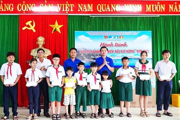 Đại diện Thành đoàn Đà Nẵng trao học bổng cho học sinh khó khăn tại xã đảo Tam Hải.
