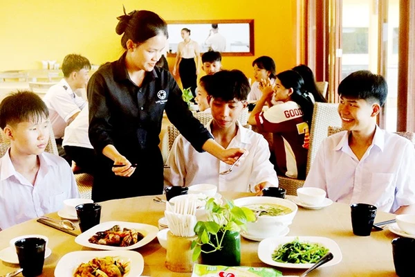 Nhóm các bạn trẻ tham quan, trải nghiệm nghề nghiệp thực tế tại Công ty du lịch Life.