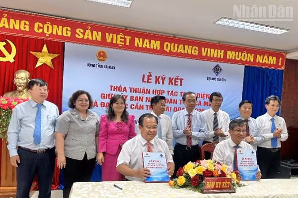 Tỉnh Cà Mau ký kết hợp tác toàn diện với Đại học Cần Thơ giai đoạn 2026-2030. (Ảnh: TRỌNG DUY)