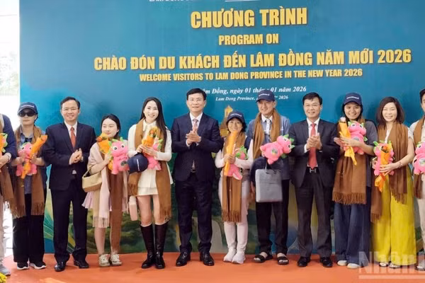 Lãnh đạo tỉnh Lâm Đồng và sở, ngành chào mừng những hành khách đầu tiên đến địa phương qua đường hàng không năm 2026.