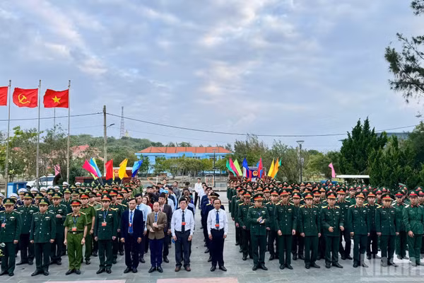 Cùng với cả nước, điểm bỏ phiếu bầu cử tại đặc khu Cồn Cỏ đã khai mạc trong sự trang nghiêm và xúc động.