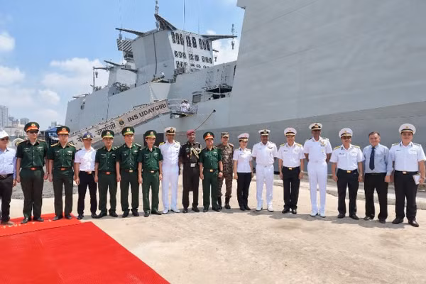 Chụp ảnh lưu niệm tại Lễ đón Biên đội tàu INS Udaygiri và INS Kavaratti thăm Thành phố Hồ Chí Minh. (Ảnh: QUANG TIẾN)