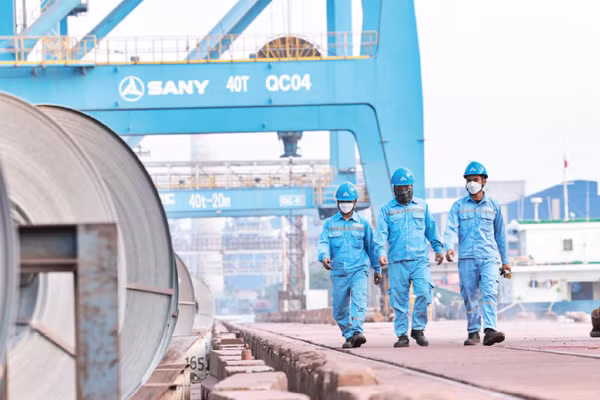 Công nhân làm việc tại Công ty thép Hòa Phát. (Ảnh: HẢI NGUYỄN)