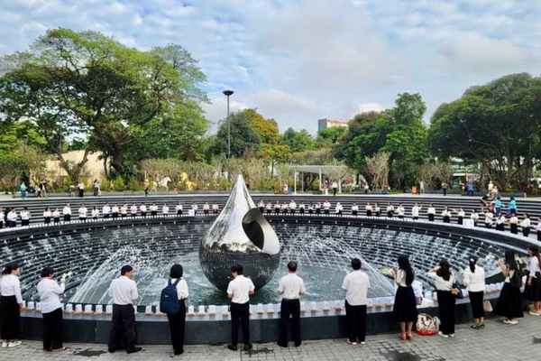 Cán bộ y tế Trung tâm Kiểm soát bệnh tật Thành phố Hồ Chí Minh tưởng niệm đồng bào đã mất vì Covid-19. (Ảnh: Trung tâm Kiểm soát bệnh tật)