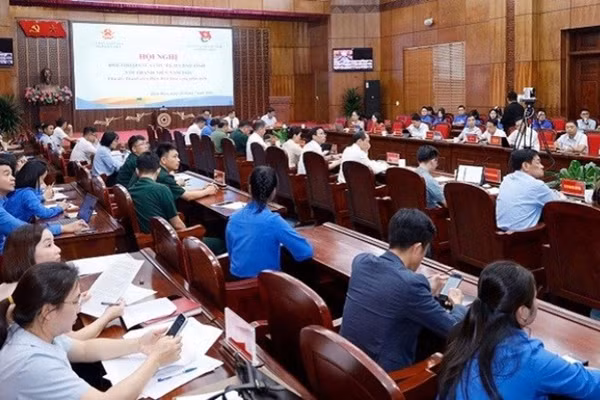 Tại đầu cầu trung tâm tỉnh Điện Biên, buổi đối thoại giữa Chủ tịch Ủy ban nhân dân tỉnh Lê Văn Lương với thanh niên đã thu hút hàng trăm đoàn viên thanh niên tham dự.