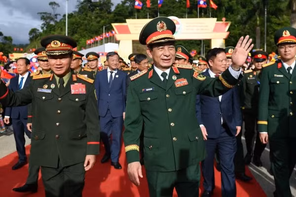 Đại tướng Phan Văn Giang và Đại tướng Khamliang Outhakaysone tại sự kiện. (Ảnh: THẾ ĐẠI)