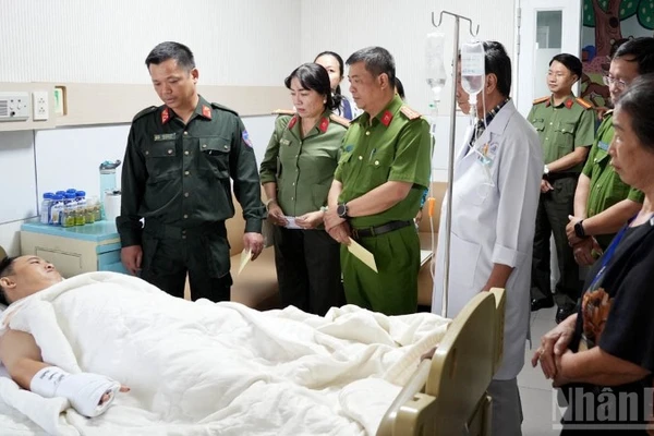 Đại tá Đậu Xuân Bảo, Phó Giám đốc Công an tỉnh Lâm Đồng thăm hỏi, động viên Thiếu tá Phạm Nguyễn Đức Lâm.