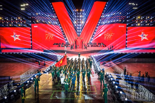 Màn duyệt binh tại Quảng trường Đỏ được tái hiện trên sân khấu “Tổ quốc trong tim”. (Ảnh: THÀNH ĐẠT