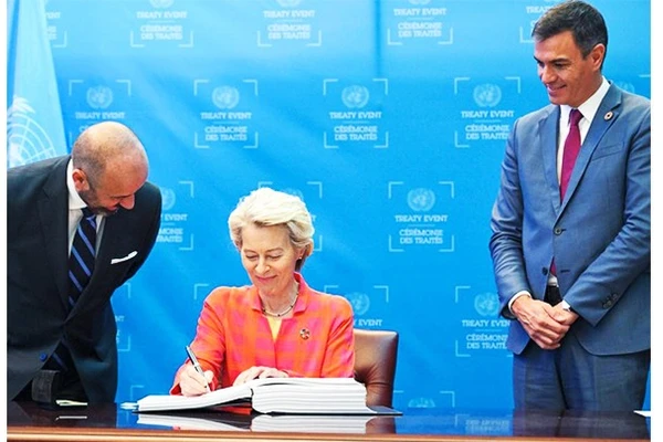 Chủ tịch Ủy ban châu Âu Ursula von der Leyen ký Hiệp ước Biển cả. Ảnh: EURONEWS