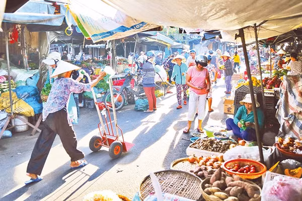 Chợ truyền thống đứng trước nguy cơ ngày càng bị thu hẹp. Ảnh: ANH QUÂN