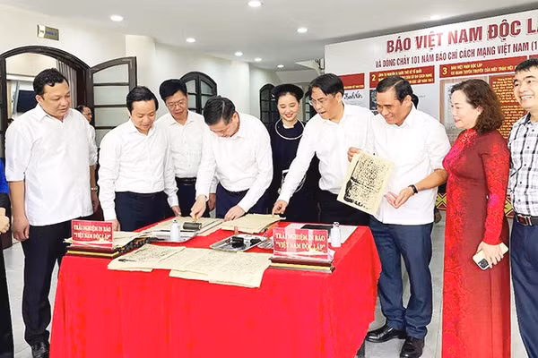 Các đồng chí lãnh đạo và đại biểu tham dự tọa đàm cùng trải nghiệm quy trình in sáp tờ báo Việt Nam Độc lập.