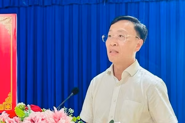 Đồng chí Huỳnh Hữu Trí, Ủy viên Ban Thường vụ Tỉnh uỷ, Chủ nhiệm Uỷ ban Kiểm tra Tỉnh uỷ Cà Mau dự và phát biểu tại buổi lễ ra quân khám sức khỏe, khám sàng lọc bệnh cho nhân dân Vĩnh Hậu, một xã vùng ven biển của tỉnh.