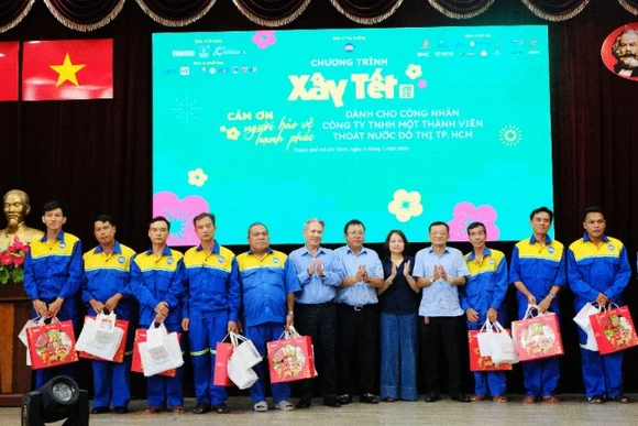Công nhân Công ty Trách nhiệm hữu hạn Một thành viên Thoát nước đô thị Thành phố Hồ Chí Minh nhận quà, thăm hỏi tại Chương trình "Xây Tết 2026" sáng 5/1. (Ảnh: THẾ ANH)