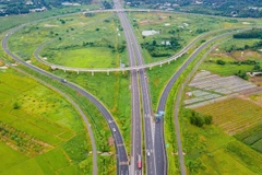 Đến nay, tổng chiều dài đường bộ cao tốc cả nước đã gần chạm mốc 2.500km, giúp tăng hiệu quả đầu tư, giảm chi phí logistics, mở ra không gian mới...