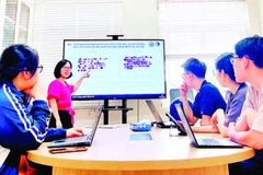 Tiến sĩ Ngô Thị Duyên trình bày cho sinh viên Khoa Công nghệ thông tin về kết quả nghiên cứu ứng dụng AI và theo dõi chuyển động mắt trong giáo dục đặc biệt. (Ảnh: DUYÊN NGÔ)