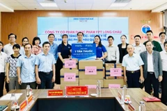 Đại diện Long Châu phối hợp Sở Y tế thành phố Huế trao tặng thuốc và vật tư y tế, hỗ trợ người dân bị ảnh hưởng bởi mưa, lũ.