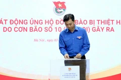 Đồng chí Nguyễn Minh Triết ủng hộ đồng bào bị thiệt hại do thiên tai tại chương trình.