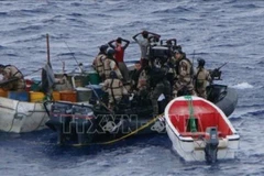 Lực lượng thực thi pháp luật bắt giữ một toán cướp biển trên vịnh Guinea thuộc khu vực Tây Phi. (Ảnh tư liệu: TTXVN phát)